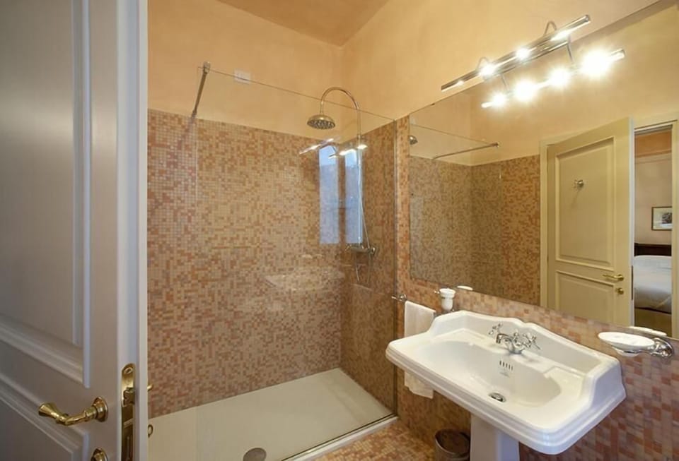 Shower, rainfall showerhead, free toiletries, hair dryer
