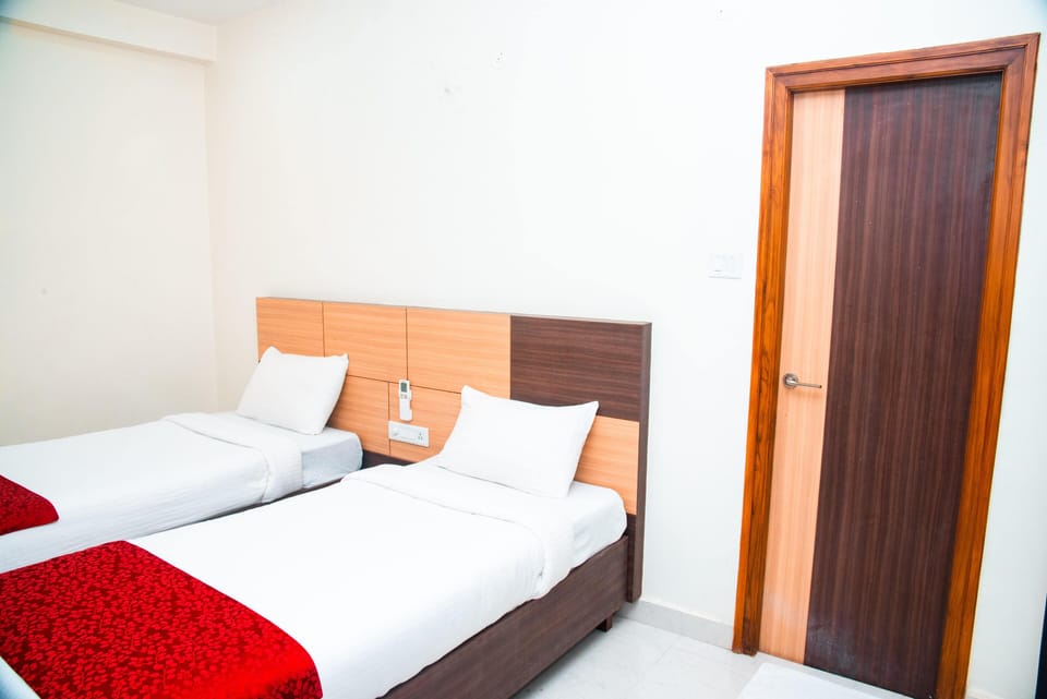 Grand Room | Desk, free WiFi