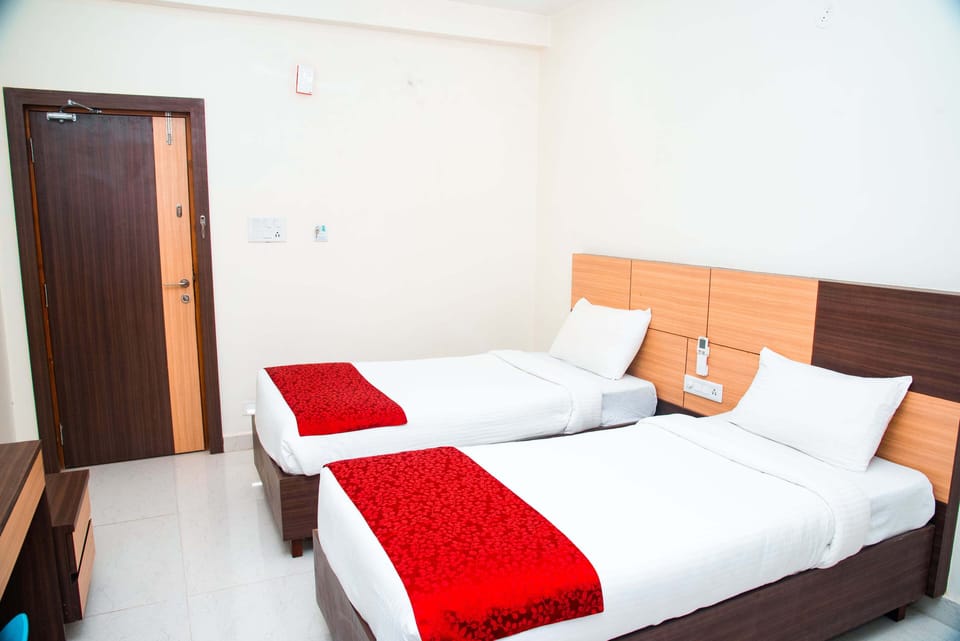 Grand Room | Desk, free WiFi
