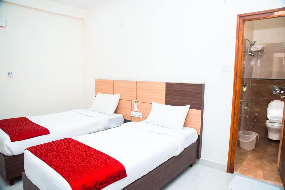 Grand Room | Desk, free WiFi