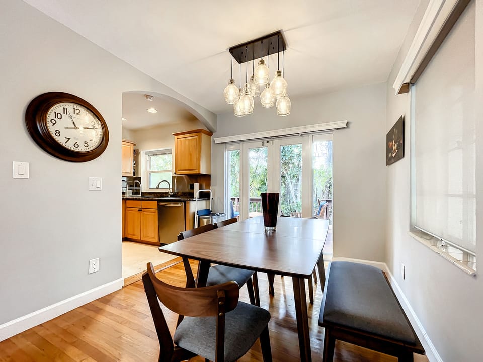 Dining area for 6 guests