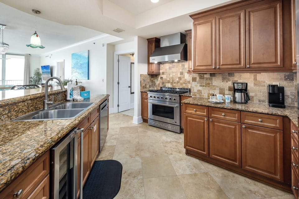 Kitchen - Plenty of space for some good family dinners to be made!