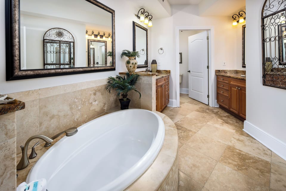 Master Bathroom - Nice soaking tub!