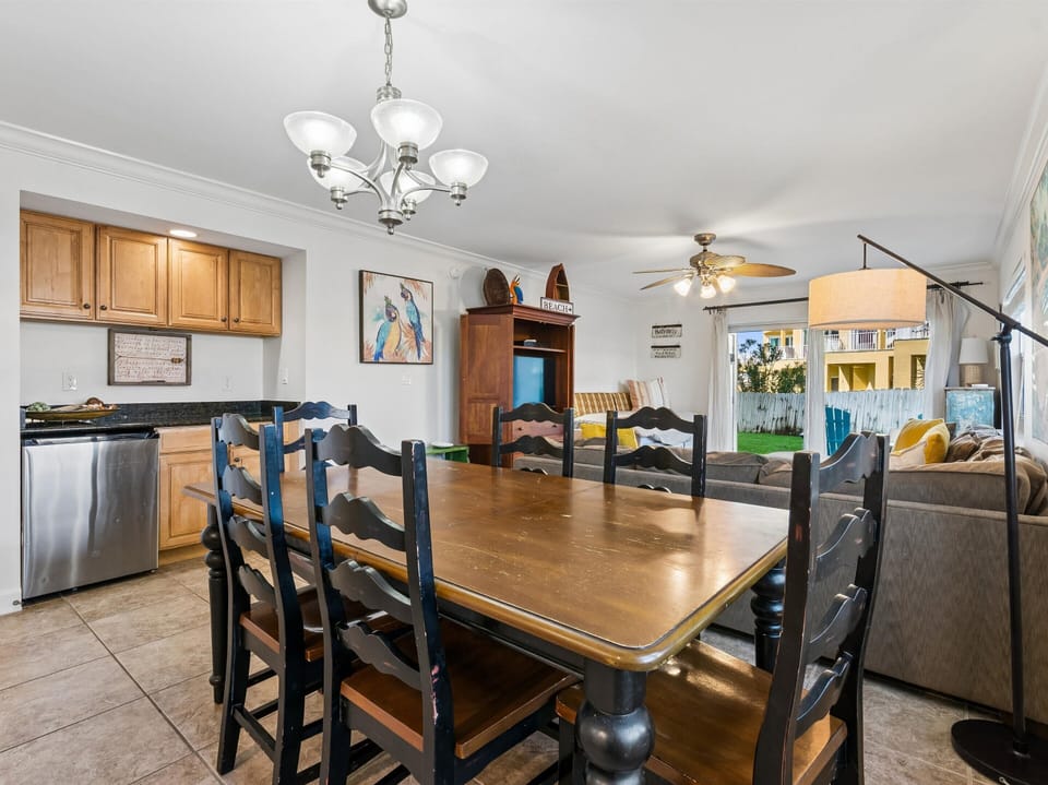 Dining Area - Wet Bar