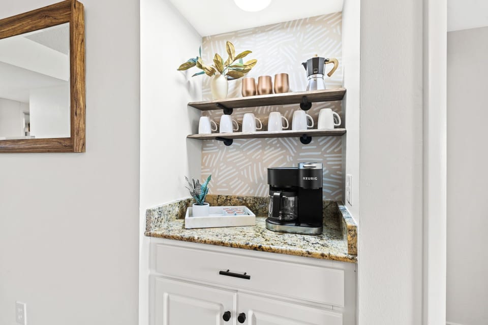 Fully equipped Coffee Bar! Keurig Duo (Single serve & Carafe) w/ coffee pods 