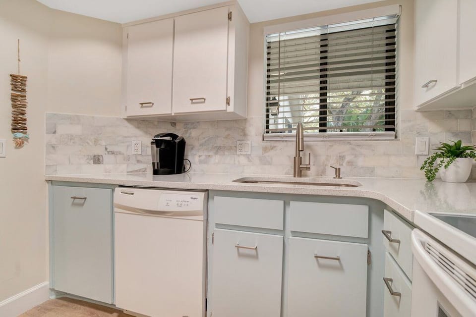 Kitchen with full size appliances. Coffee Included!