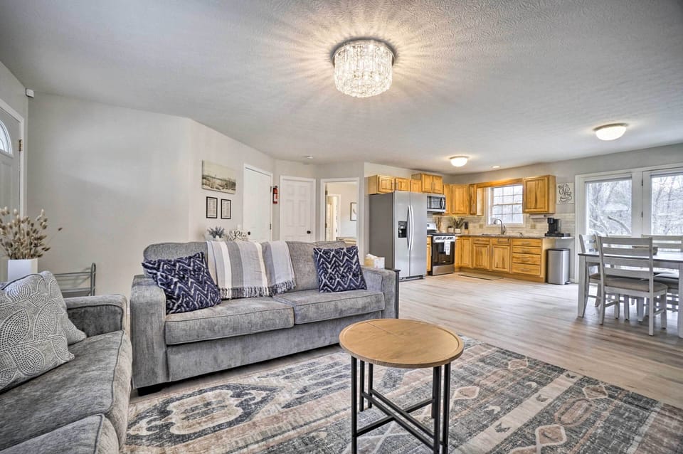 Living Room | Free WiFi | Central A/C | Smart TV