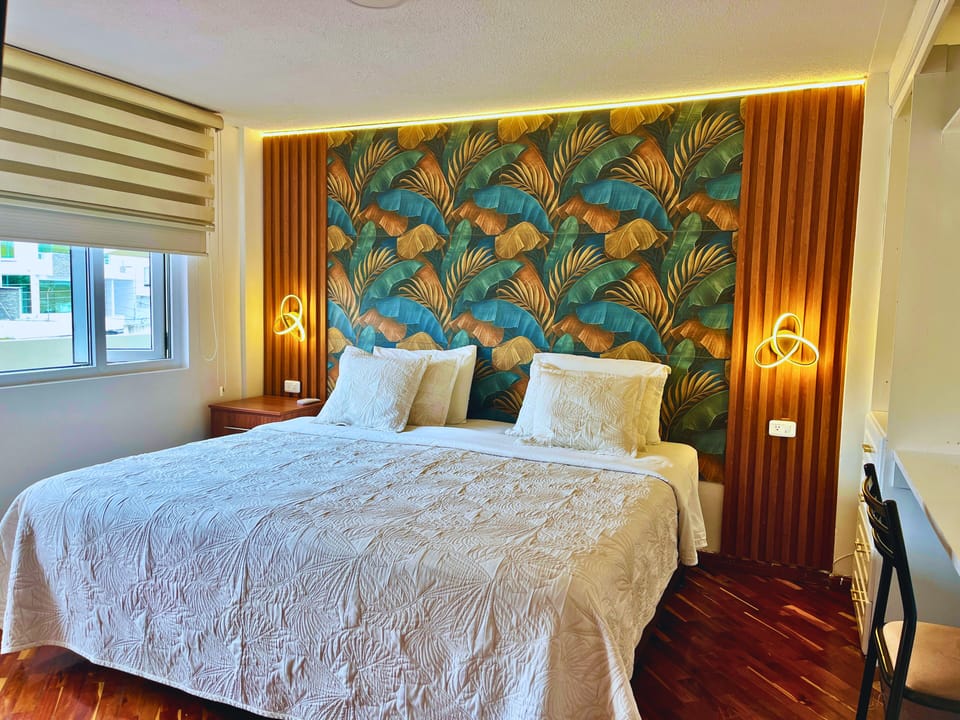 Senior Room, 1 King Bed | Premium bedding, minibar, desk, laptop workspace