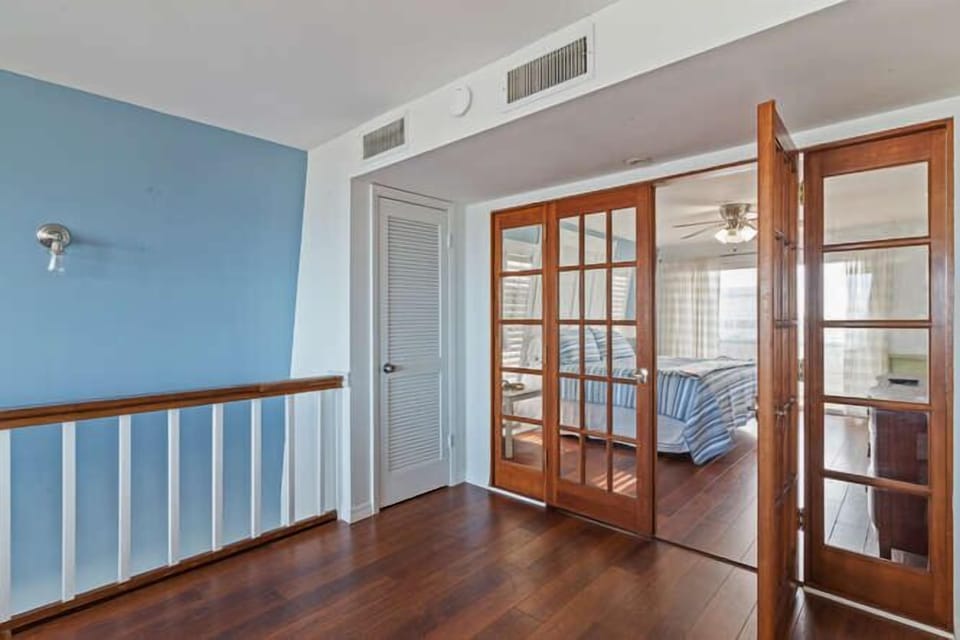 living area on 3rd floor outside king room