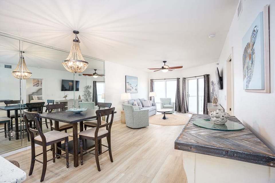 EI-805 - Dining Room/Living Room