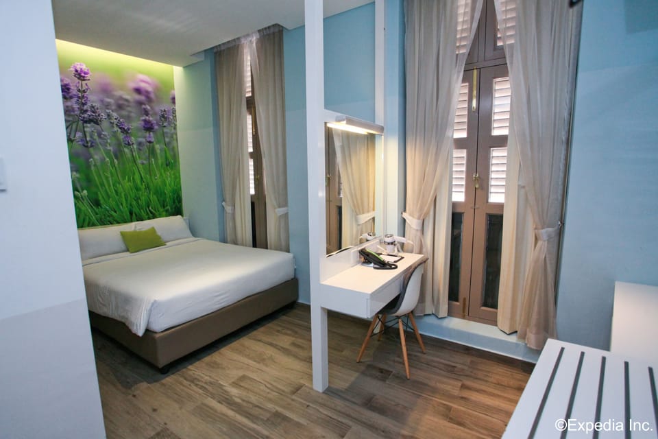 Deluxe Double Room (Gold) | In-room safe, desk, iron/ironing board (on request), WiFi (free)