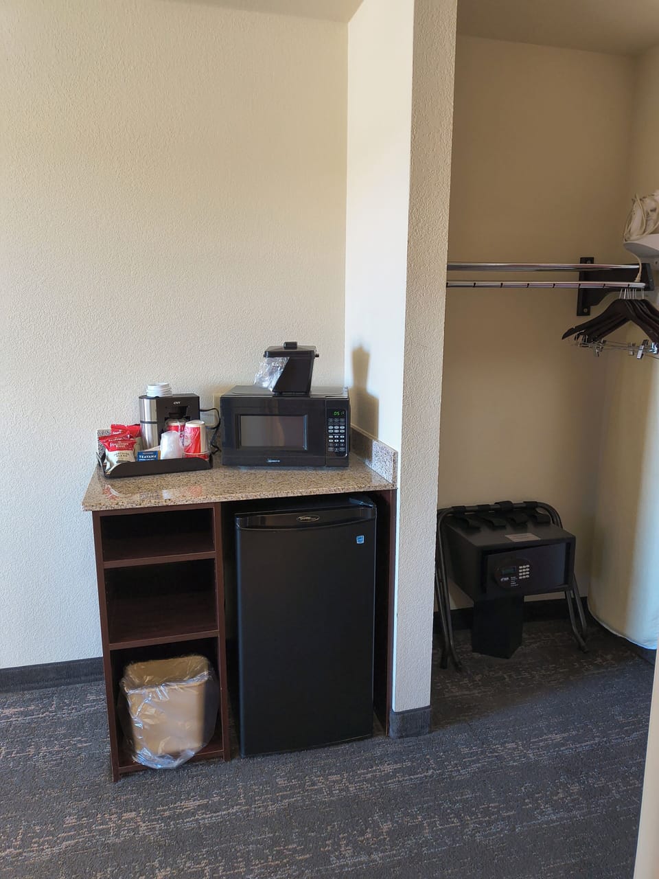 Room, 1 King Bed, Non Smoking | Premium bedding, down comforters, pillowtop beds, desk