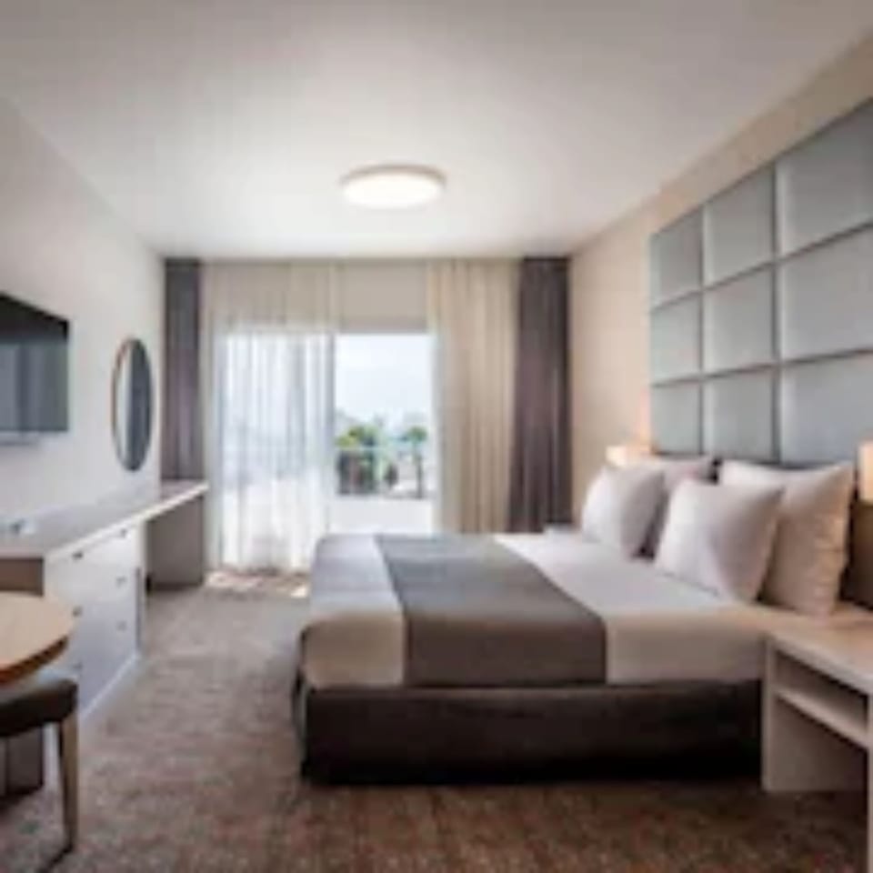 Superior Room | Minibar, in-room safe, desk, blackout drapes