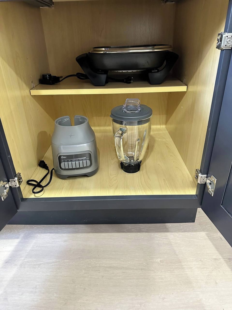 Electric skillet and blender.