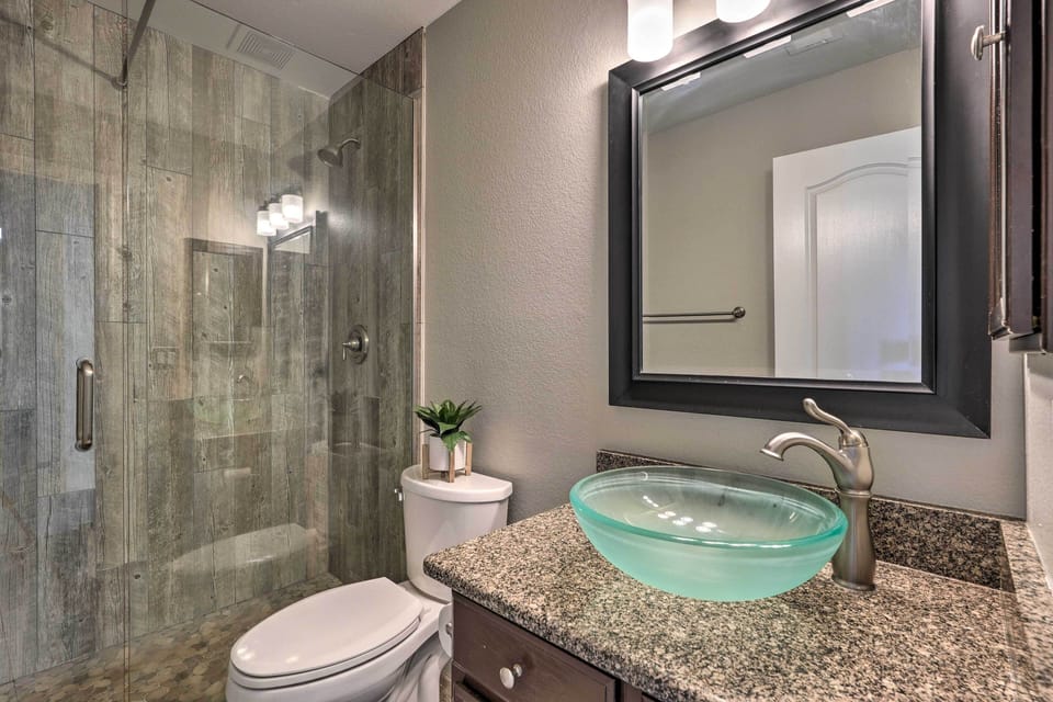 Full Bathroom | Complimentary Toiletries