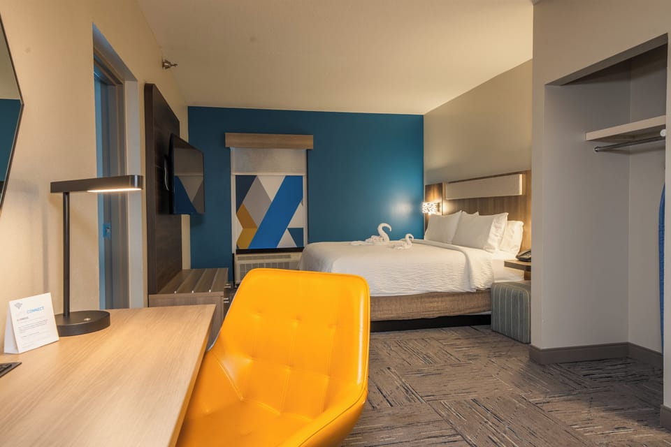 Pillowtop beds, desk, laptop workspace, blackout drapes