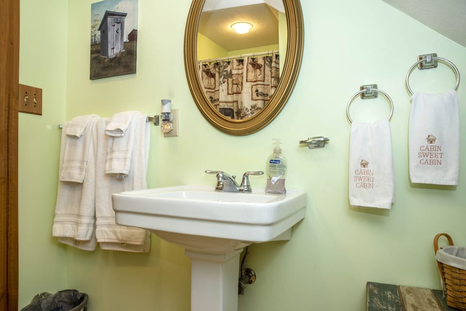 Upstairs full bathroom.