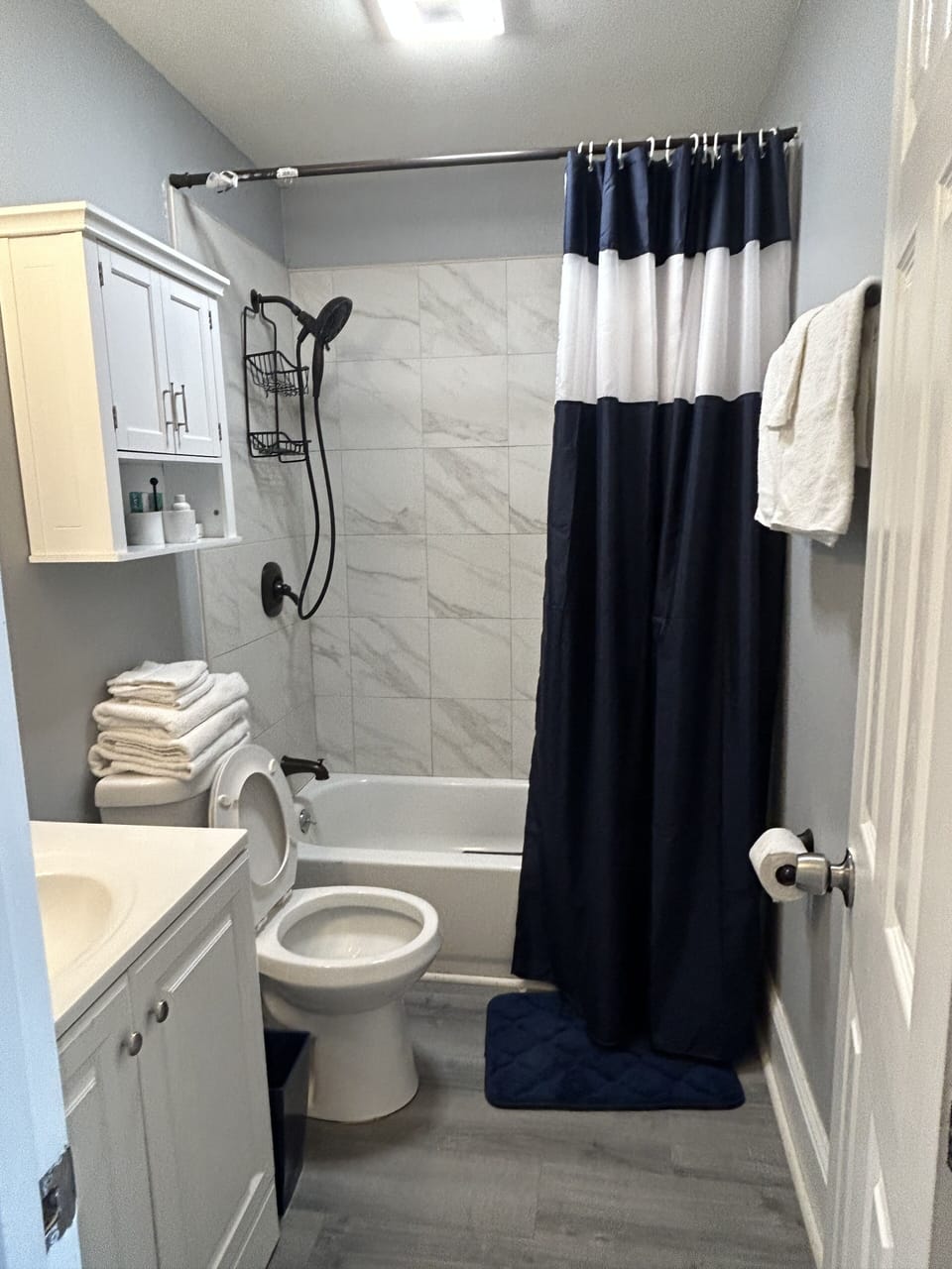 full bathroom in hallway