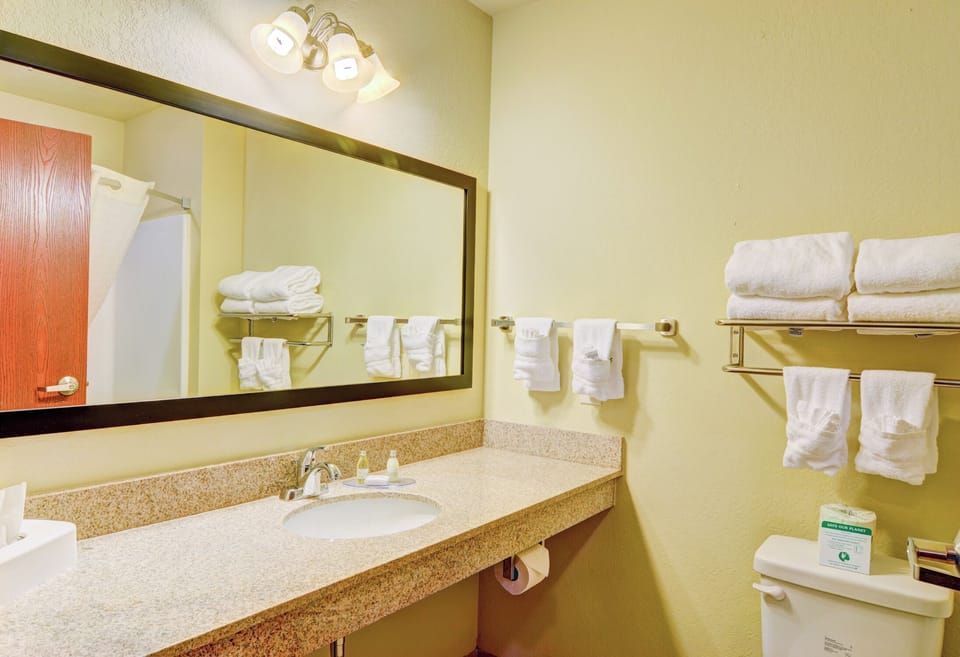 Deluxe Studio | Bathroom | Combined shower/tub, deep soaking tub, hydromassage showerhead