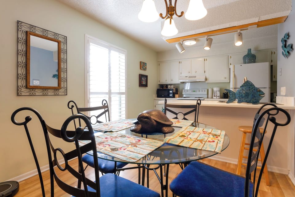 Dining Room | Dishware/Flatware Provided