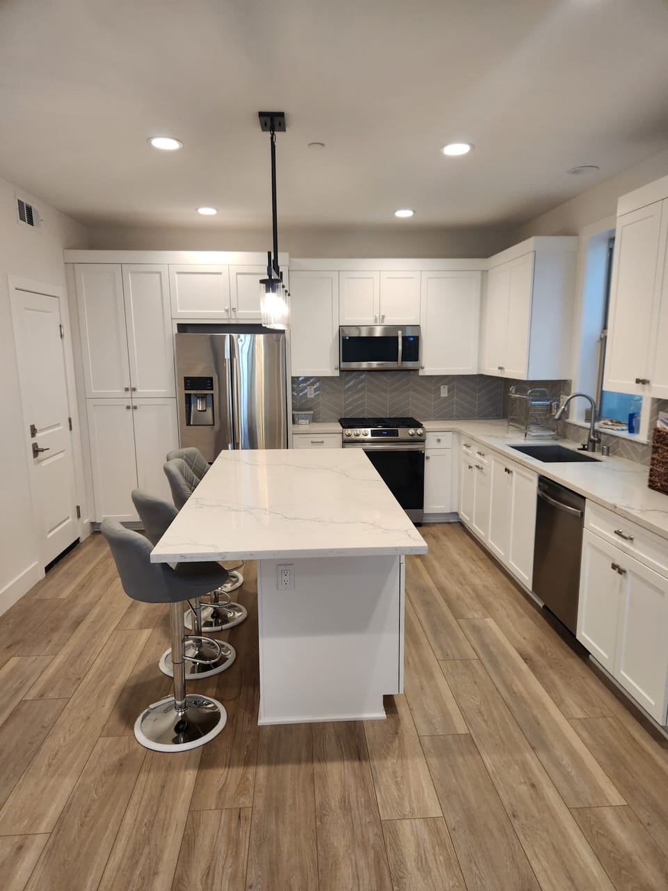 Spacious Elegant Kitchen 