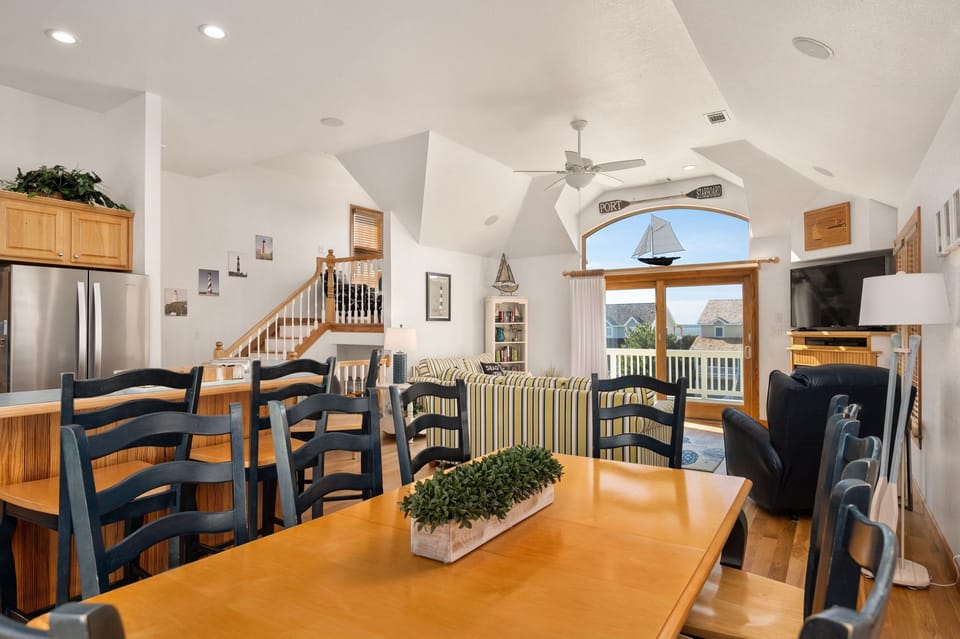 MS07: Seas The Day | TL Dining Area with Deck Access