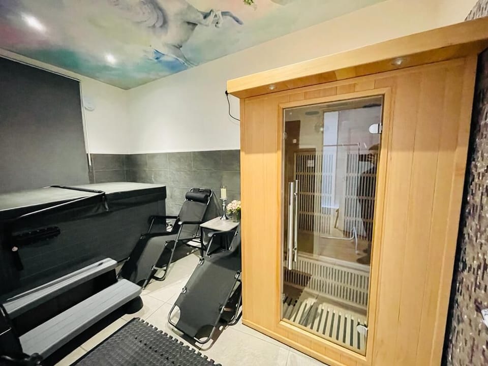 London Luxury Apartments with Jacuzzi Hot tub & Sauna Apartment in London