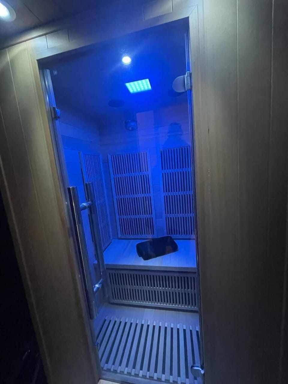 London Luxury Apartments with Jacuzzi Hot tub & Sauna Apartment in London