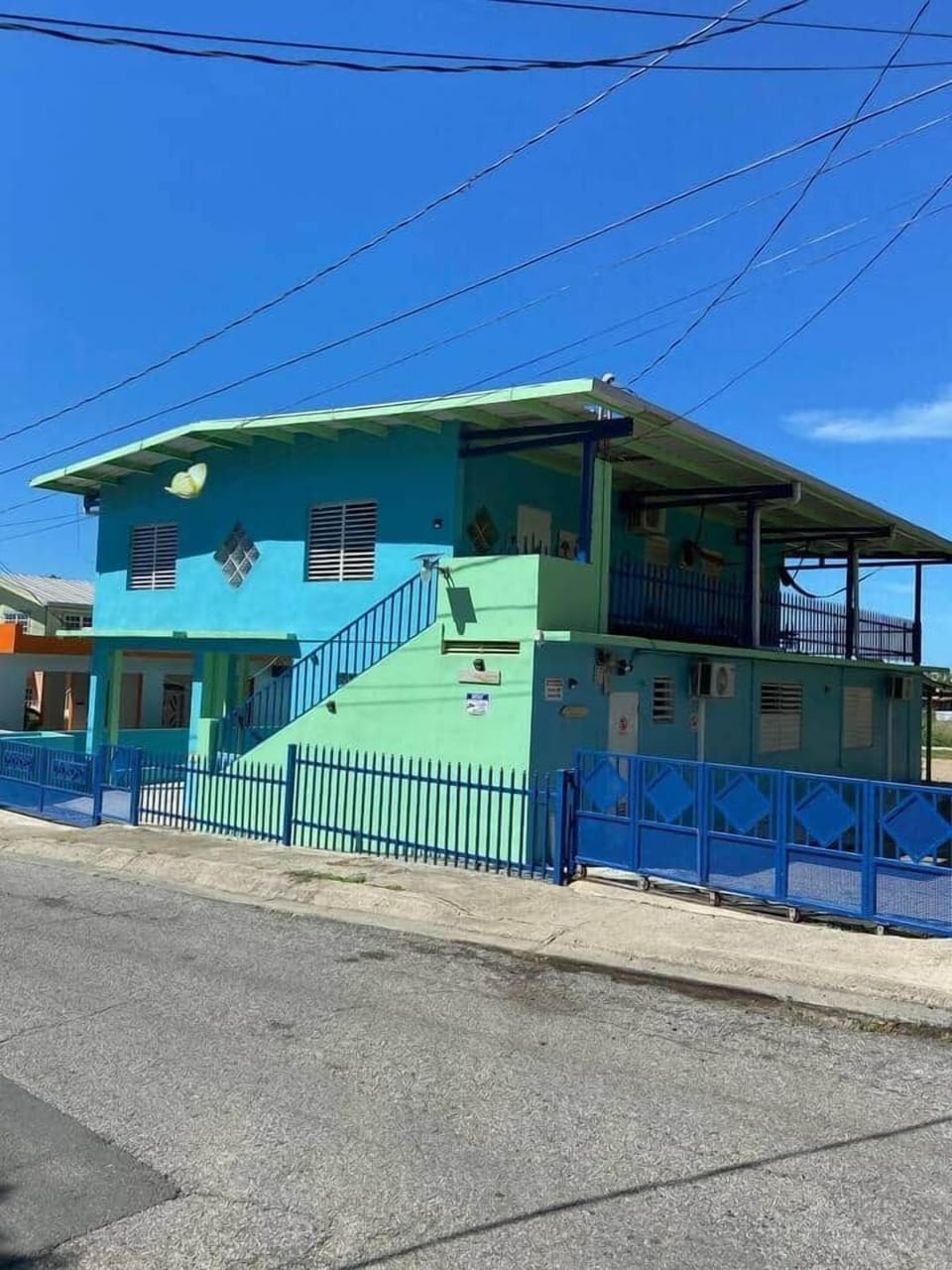 Property’s front runs on solar energy! Your unit is located in the backyard and the entrance is through the gate in the right.