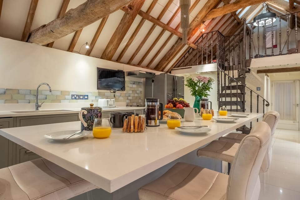 Ground floor main barn: Large sit-up bar area