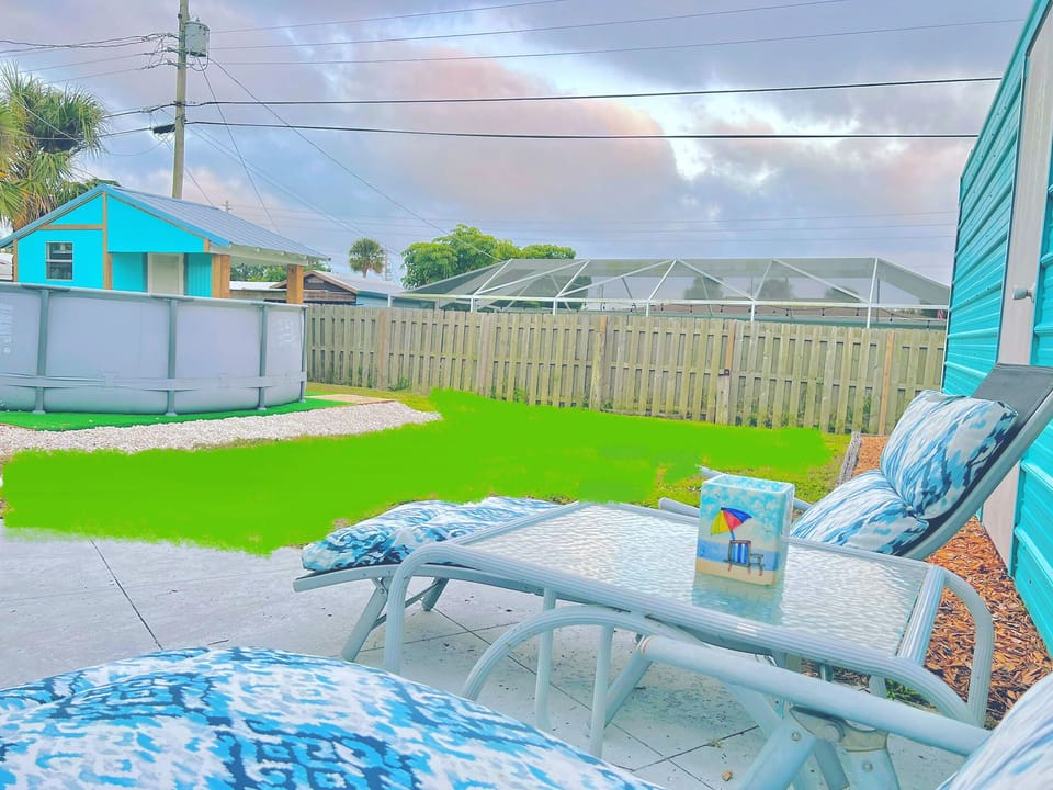 Confortable and Private yard. 