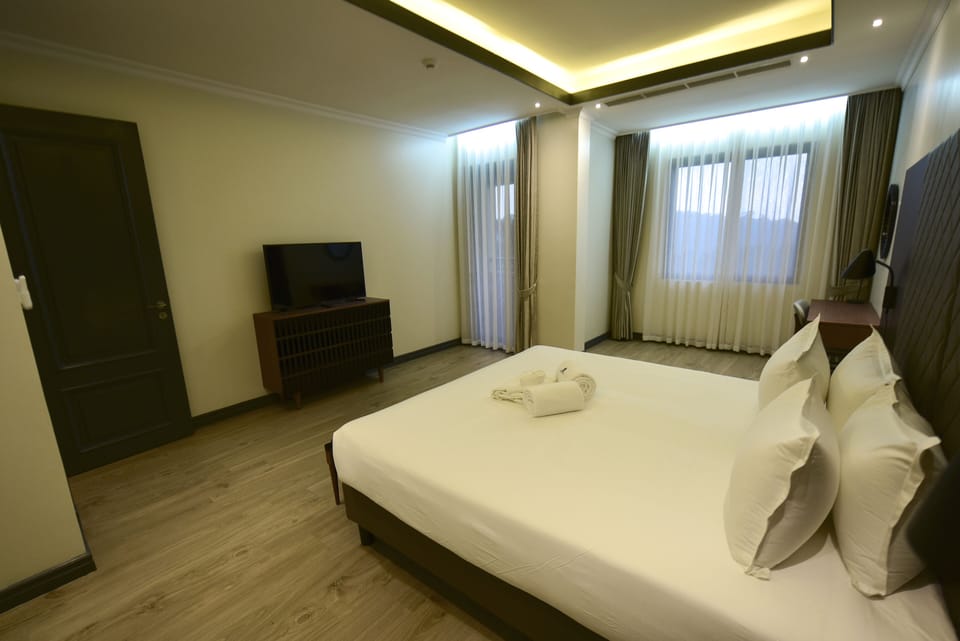 1 bedroom, Egyptian cotton sheets, premium bedding, in-room safe