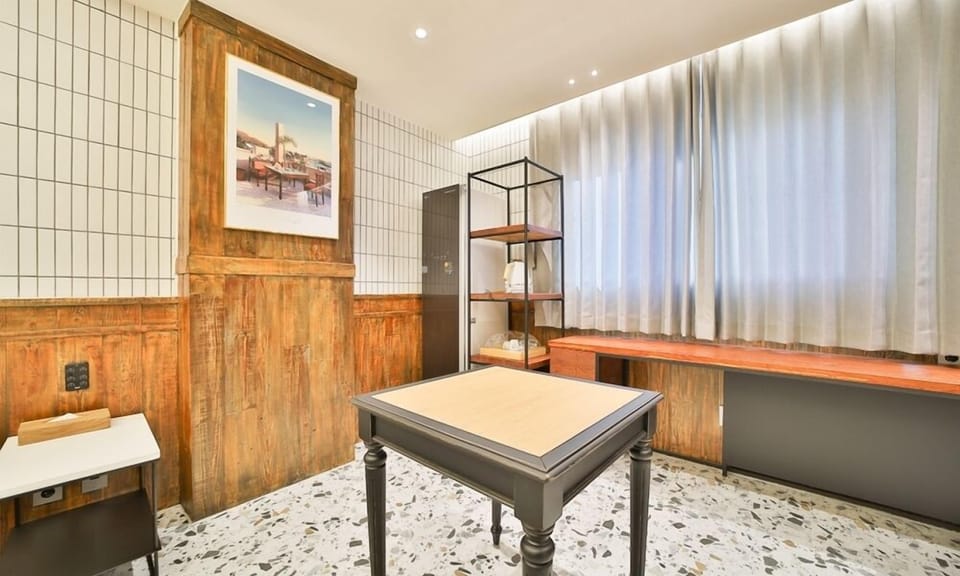Room (Suite) | Premium bedding, down comforters, desk, laptop workspace