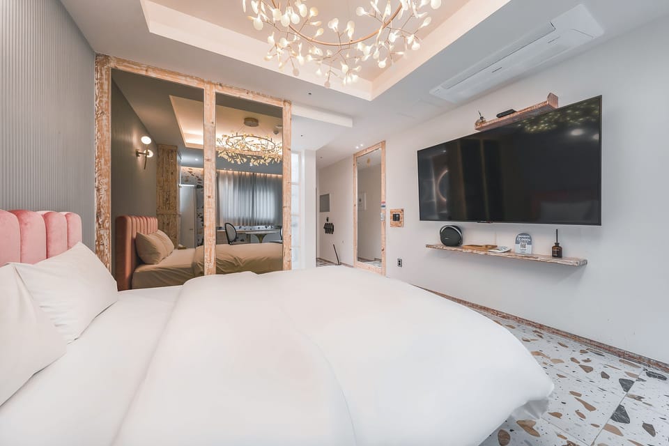 Room (Suite) | Premium bedding, down comforters, individually decorated