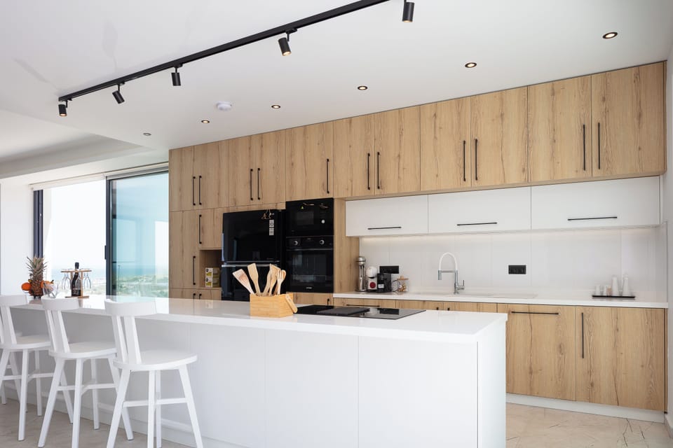 The kitchen also features a bar equipped with four stools