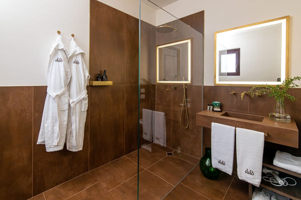 Classic Double Room, 1 Double Bed, Garden View | Bathroom | Eco-friendly toiletries, hair dryer, bathrobes, slippers