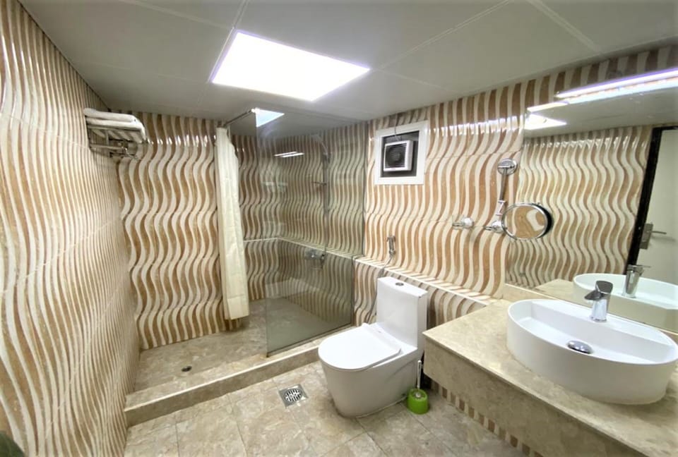 Shower, rainfall showerhead, free toiletries, towels