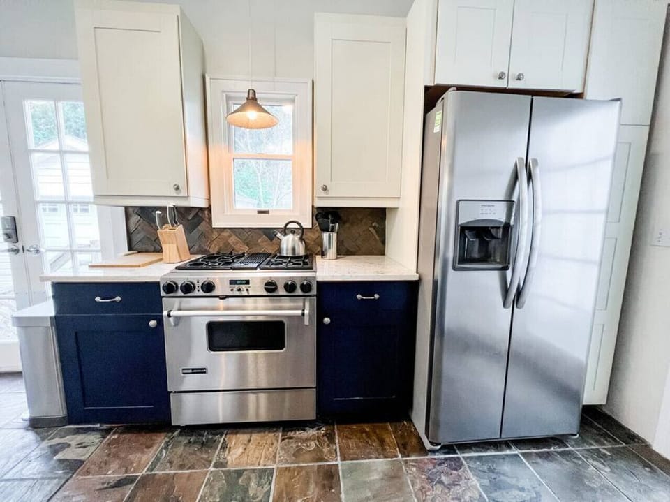 Spacious kitchen with all the amenities you could want!