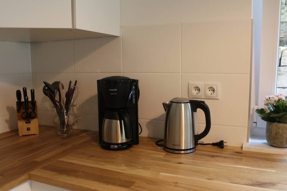 Ausstattung: Kaffeemaschine (Filtertüten vorhanden) und Wasserkocher