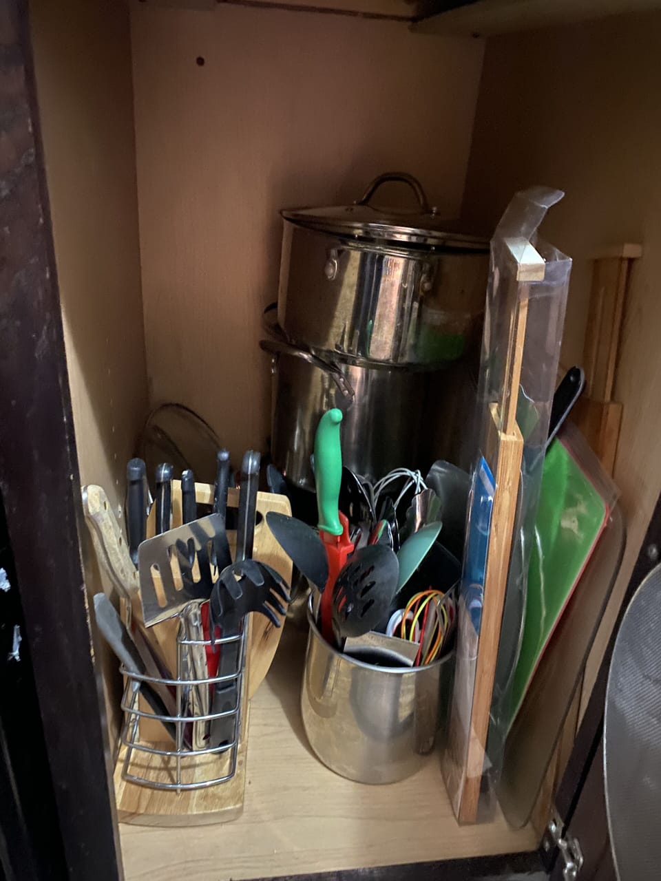Pots, cooking utensils 