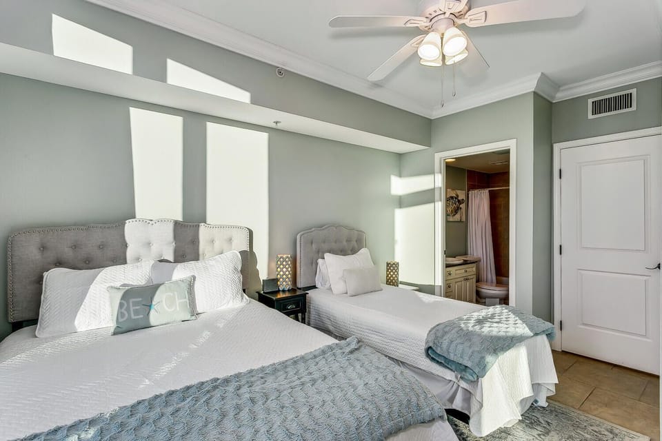 Guest bedroom with Queen and Twin