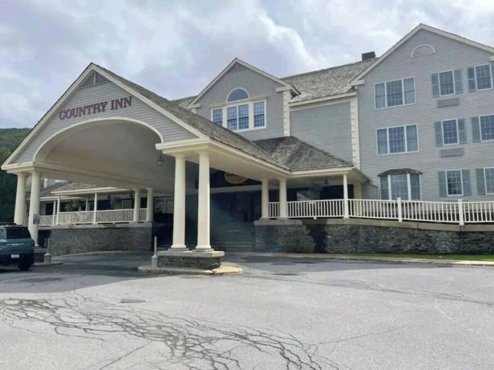 Conveniently In the Country Inn, but indepedently furnished and Clean.