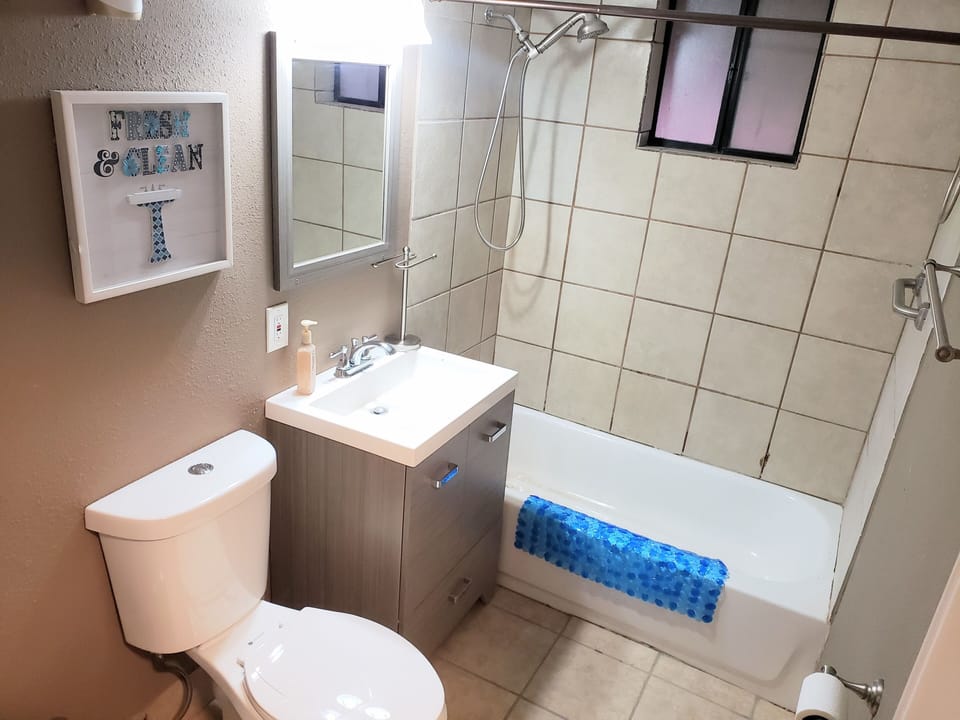 Full Bathroom with Shower/Tub Combo