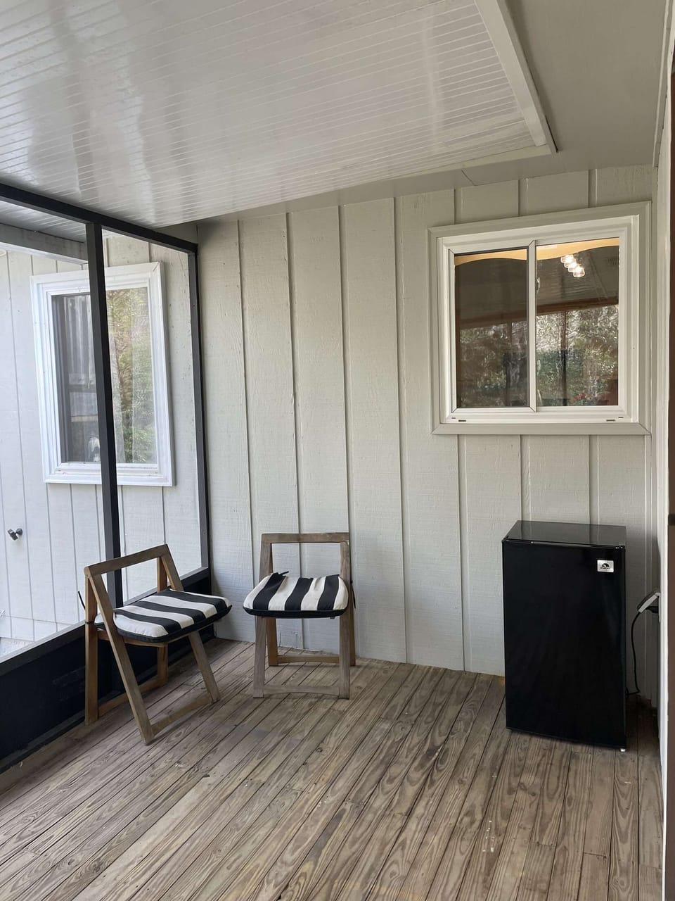 Opposite view of screened porch w/ mini-fridge.