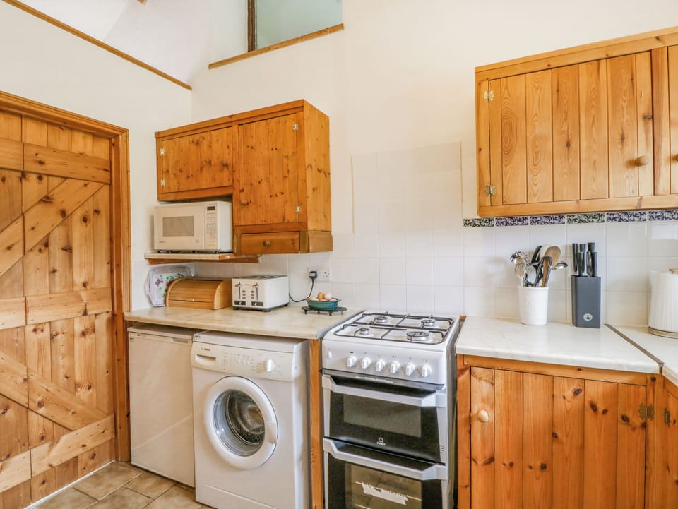 Cottage | Private kitchen | Fridge, dishwasher, electric kettle, toaster
