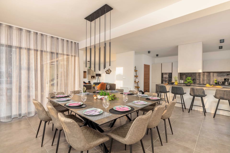 Villa (Six Bedroom Villa with Swimming Pool) | Dining room