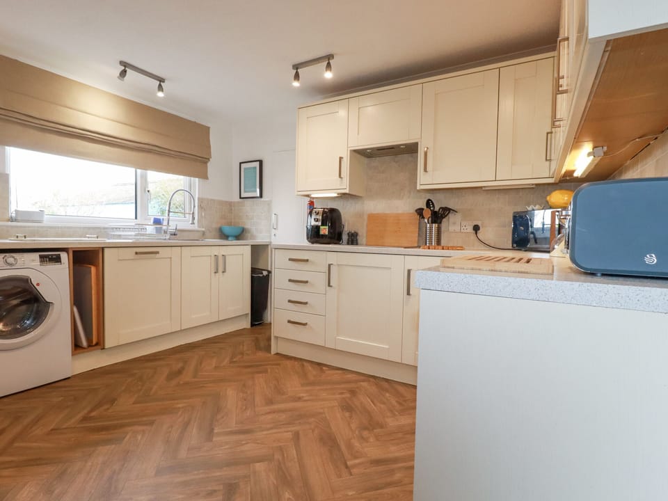 Cottage | Private kitchen | Fridge, dishwasher, electric kettle, toaster