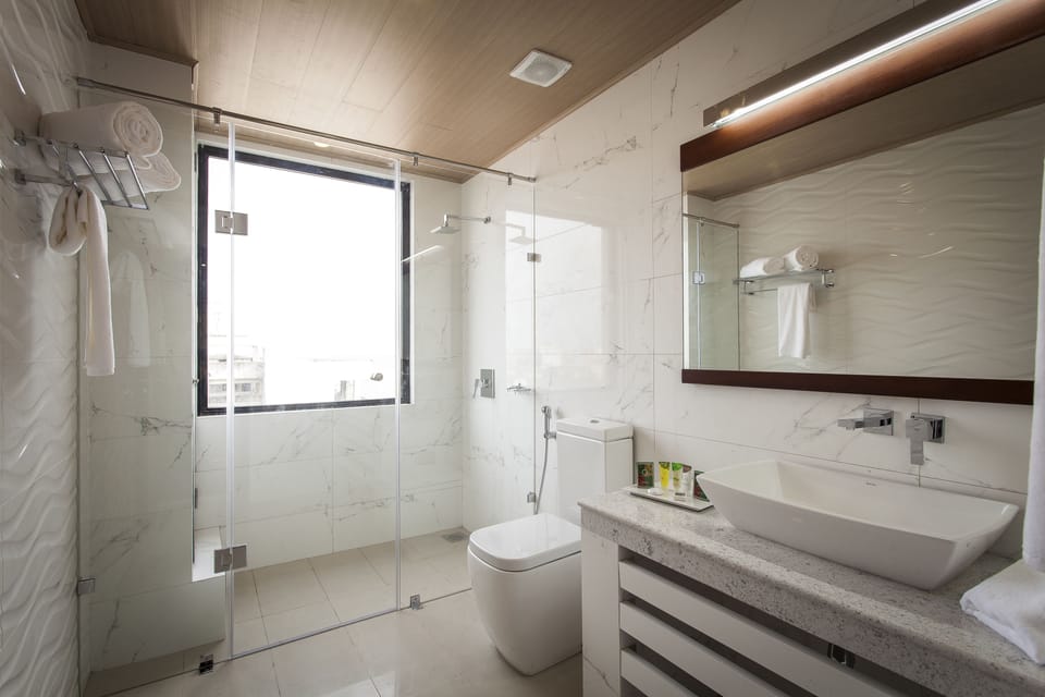 Family Quadruple Room | Bathroom | Shower, free toiletries, hair dryer, bidet