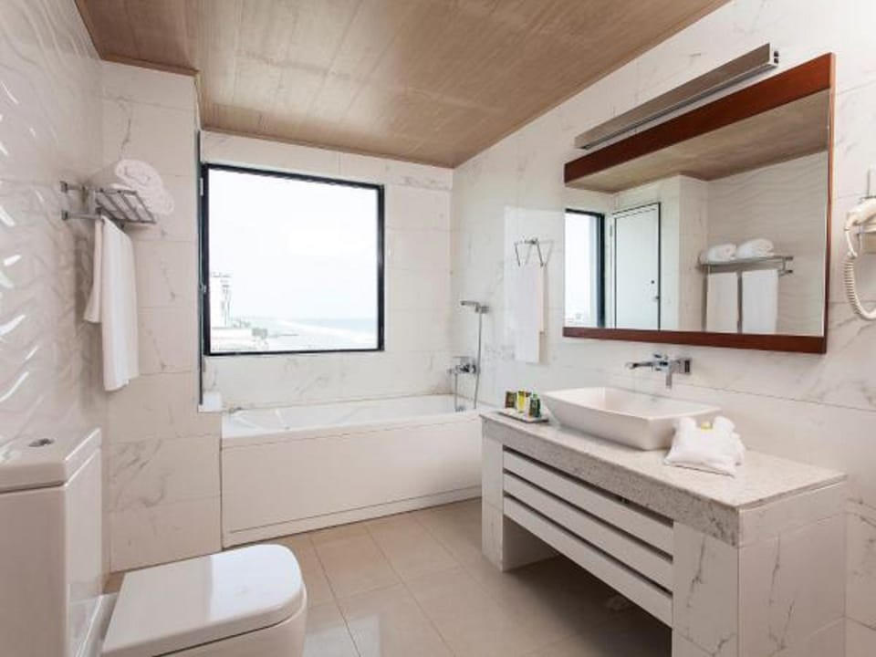 Premier Suite with Ocean View | Bathroom | Shower, free toiletries, hair dryer, bidet
