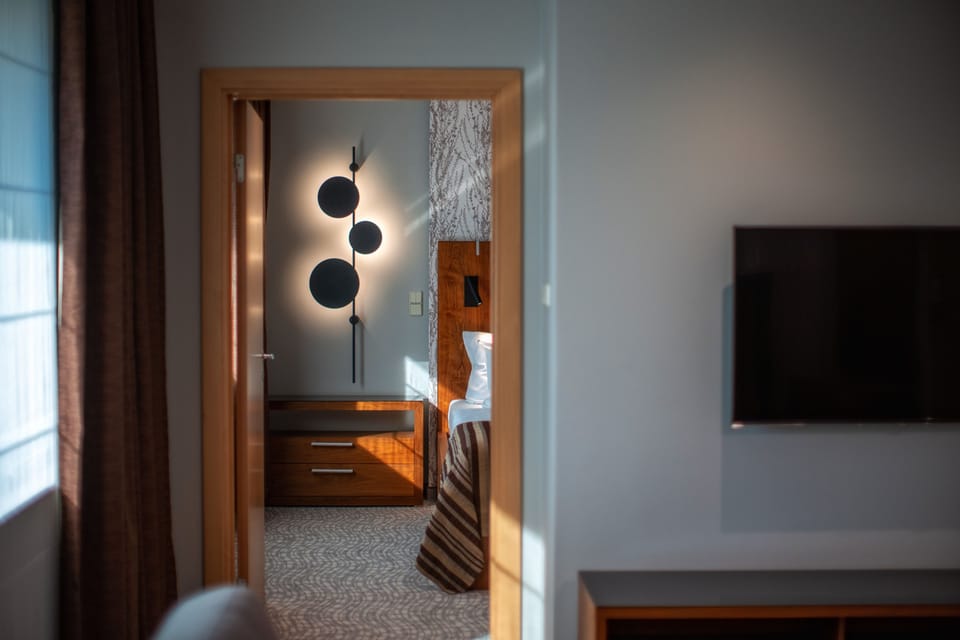 Suite | Hypo-allergenic bedding, minibar, in-room safe, desk